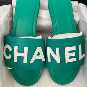 2023 CHANEL CHA NEL LOGO GREEN LEATHER FLAT SHOES SLIDES MULES 38